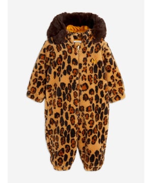 Introducing the exquisite Baby Girls Leopard Faux Fur Pramsuit by mini rodini. A true gem for SS2025, this pramsuit is the epitome of luxury and style for your young lady. Delicately tailored, it offers unparalleled warmth and comfort encased in a stunning design. Opulent Leopard Design Captivates with its classic yet bold print. Luxurious Faux Fur Sumptuous to the touch, ensuring cosy warmth. Crafted with Care Attention to detail in every stitch, guaranteeing durability. A must-have piece that promises both comfort and panache for your baby girl's wardrobe. Make it yours today!