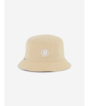 Introducing the exquisite BOSS Baby Boys Double B Bucket Hat in Beige, an essential addition for the chic little gentleman's SS2025 wardrobe. Elegant Beige Hue Perfect for versatile styling with any outfit. Signature Double B Emblem Embodies the luxury and heritage of BOSS. Premium Fabric Crafted for comfort and durability. Stylish Protection Shields against sun while keeping up appearances.Elevate your young one's ensemble with this sophisticated bucket hat from BOSS.