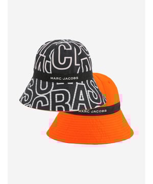 Marc Jacobs reconceptualise vintage archives into refined, forward-thinking aesthetics. This unisex black and white bucket hat is engineered in a reversible design. One side features monogram bicolour all over whilst the other side has only Marc Jacobs branding on an orange base. 100 Polyester