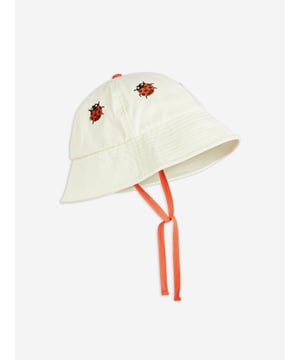 Add a dash of charm to sunny days with the Baby Girls Ladybug Embroidered Sun Hat in Ivory by mini rodini. Exquisitely designed for the SS2025 season, this ivory sun hat is an essential for any baby girl's wardrobe. Delicate Embroidery Features a cute ladybug motif. Premium Material Crafted from luxurious, breathable fabric. Versatile Perfect for both casual and occasion wear. Ensure your little one looks her best while staying protected in this timeless piece. Order today!
