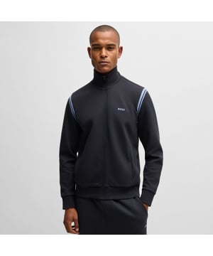 Heren BOSS Stretch Cotton Regular Fit Tracksuit Set met Stripe Inzetstukken in donkerblauw.Een kenmerkende trainingspakken set met merkopdrukken en streepinzetten van BOSS Menswear. Deze set is gemaakt van katoen met stretch voor gemakkelijk bewegen in alle richtingen.- Regular fit- Opstaande kraag- Sluiting boven: Ritssluiting- Zakken boven: Naadzak- Lange mouwen- Platgebreide manchetten- Standaardlengte- 95% Katoen 5% Elastaan.  Machinewasbaar.- Ref: 50533738-054Let op: dit model wordt verkocht als set.  Retourzendingen worden alleen geaccepteerd als beide artikelen samen worden geretourneerd.