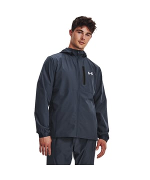 A lightweight jacket. An over all two tine design. A full front zip fastening with an adjustable hood and a high collar. Reflective straps are featured on the shoulders. Long elasticated cuffs on the long sleeves featuring the signature Under Armour logo printed in white. Two zip entry pockets situated at the waist and one zip entry pocket on the left chest with the signature Under Armour logo rubberised in white.