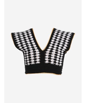 Introducing the Girls Garnet Crop Top in Black, an exquisite addition to any young lady's wardrobe for SS2025, crafted by the renowned nessi byrd. This stylish crop top seamlessly balances elegance with comfort. Here are its distinct features Luxe Design Meticulously tailored for the refined young fashionista. Supreme Comfort Constructed from premium fabrics to ensure all-day ease. Versatile Black Hue Perfect for endless styling options. Ideal SS2025 Piece Stay trendy throughout the season.Upgrade her collection with this chic piece!