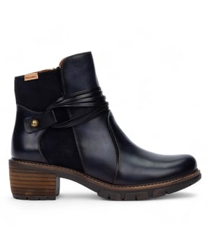 Stap in een moeiteloze, dagelijkse stijl met de San Sebastia enkellaarsjes voor dames, gemaakt van 100% eersteklas kalfsleer voor een verfijnde afwerking. Deze enkellaarsjes zijn ontworpen voor comfort de hele dag door met een ondersteunende hak van 5,2 cm, een gemakkelijke ritssluiting en een gevoerde binnenvoering van een zachte mix van textiel en varkensleer. Het gestroomlijnde silhouet en het slimme ontwerp maken ze een opvallende keuze voor zowel casual als stijlvolle looks, waarbij functionaliteit, mode en duurzaamheid worden gecombineerd. Belangrijkste kenmerken: Bovenwerk: 100% kalfsleer voor een eersteklas afwerking Voering: 75% textiel en 25% varkensleer voor extra comfort Zool: Duurzaam 100% synthetisch materiaal Sluiting: Handige rits aan de zijkant voor gemakkelijk aantrekken Hakhoogte: 5,2 cm (2,05'') voor subtiele lift en ondersteuning Schachtcontour: 25 cm (9,84'') gebaseerd op maat EU 37 Extra comfortabele pasvorm - ideaal voor dagelijks gebruik Stijlvol en veelzijdig enkellaarsontwerp