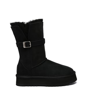 EVERAU Stiefel – 3 Looks in 1  
Lieben Sie es, Ihren Stil zu ändern? Die EVERAU Stiefel bieten drei unterschiedliche Looks in einem eleganten Design, dank eines intelligenten, faltbaren Schaftes, der vielseitiges Styling ermöglicht. Ob Sie sie hoch, mittel oder umgeschlagen tragen, diese Stiefel passen sich Ihrem Outfit und Ihrem Tag an.  
Hergestellt aus hochwertiger doppelseitiger australischer Schafswolle und mit ultra-weicher Wolle gefüttert, bieten sie atmungsaktiven Komfort, hervorragende Feuchtigkeitsregulierung und natürlichen Geruchsresistenz. Der kurze Schaft, umwickelt mit Wolle, fühlt sich sanft auf der Haut an und sorgt den ganzen Tag für Gemütlichkeit.  
Entwickelt für mehr als nur Wärme, bietet die 4 cm hohe Plateausohle einen subtilen Höhenvorteil und gleichzeitig gepolsterten, leichten Halt bei jedem Schritt. Die langlebige EVA-Laufsohle sorgt für lang anhaltenden Tragekomfort und zuverlässigen Grip bei Ihren täglichen Abenteuern.  
Stylisch, funktional und endlos vielseitig – die EVERAU Kurzstiefel sind das perfekte Basic für kalte Tage und ein durchdachtes Geschenk für Freunde und Familie.  
Hauptmerkmale:

- 3-in-1 faltbarer Schaft: Wechseln Sie zwischen drei Stilen mit einem Paar Stiefeln.  
- Doppelseitige Schafswolle: Weich, atmungsaktiv und natürlich temperaturregulierend.  
- 100% Wollfutter & Einlegesohle: Bietet außergewöhnliche Wärme und langanhaltenden Komfort.  
- Feuchtigkeitsregulierung & Geruchs Kontrolle: Hält die Füße frisch, trocken und bequem.  
- 4 cm Plateausohle: Fügt Höhe mit sanfter, federnder Unterstützung hinzu.  
- Langlebige EVA-Außensohle: Bietet zuverlässigen Halt und Langlebigkeit.  
- Mit Merinowolle umwickelter Schaft: Ultra fein und hautfreundlich für täglichen Komfort.  
- Vielfältiger Stil: Perfekt für gemütliche Hausbekleidung oder stilvolle Winteroutfits.  
- Geschenkbereit: Eine großartige Wahl für ein praktisches, aber modisches Wintergeschenk.  

Materialien:

- Obermaterial: Doppelseitige Schafswolle  
- Futter: Schafswolle  
- Einlegesohle: Schafswolle  
- Sohle: EVA  
- Plattformhöhe: 4 cm  