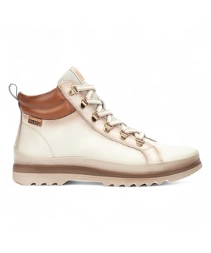 Encuentra el equilibrio perfecto entre comodidad y estilo personal con los botines Pikolinos Vigo para mujer. Confeccionados en 100 % piel de becerro, estos botines cuentan con un cierre doble de cordones y cremallera para un ajuste perfecto y fácil de poner. La plantilla extraíble y acolchada de espuma viscoelástica proporciona una sujeción excepcional en el arco del pie y el talón, lo que los hace ideales para largas jornadas de pie. Con una suela sintética ligera, un tacón de 3 cm y un forro interior transpirable, estos botines ofrecen una comodidad duradera sin renunciar a su carácter. Características principales: Exterior: 100 % piel de becerro de primera calidad. Forro interior: 75 % textil y 25 % piel de cerdo para una comodidad suave. Suela: 100 % sintética, ligera y duradera. Cierre: Cordones y cremallera lateral para un ajuste seguro y regulable. Altura del tacón: 3 cm (1,18'') para una comodidad diaria. Contorno de la caña: 22 cm (8,66'') basado en la talla EU 37. Plantilla extraíble de espuma viscoelástica para una sujeción acolchada. Comodidad extra en el arco del pie y el talón. Perfectas para uso casual y para el movimiento diario.