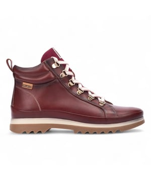 Encuentra el equilibrio perfecto entre comodidad y estilo personal con los botines Pikolinos Vigo para mujer. Confeccionados en 100 % piel de becerro, estos botines cuentan con un cierre doble de cordones y cremallera para un ajuste perfecto y fácil de poner. La plantilla extraíble y acolchada de espuma viscoelástica proporciona una sujeción excepcional en el arco del pie y el talón, lo que los hace ideales para largas jornadas de pie. Con una suela sintética ligera, un tacón de 3 cm y un forro interior transpirable, estos botines ofrecen una comodidad duradera sin renunciar a su carácter. Características principales: Exterior: 100 % piel de becerro de primera calidad. Forro interior: 75 % textil y 25 % piel de cerdo para una comodidad suave. Suela: 100 % sintética, ligera y duradera. Cierre: Cordones y cremallera lateral para un ajuste seguro y regulable. Altura del tacón: 3 cm (1,18'') para una comodidad diaria. Contorno de la caña: 22 cm (8,66'') basado en la talla EU 37. Plantilla extraíble de espuma viscoelástica para una sujeción acolchada. Comodidad extra en el arco del pie y el talón. Perfectas para uso casual y para el movimiento diario.