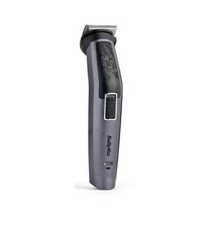 ¡Una herramienta versátil y completa para cuidar tu imagen con total precisión!La&nbsp, Recortadora Multifunción 10 en 1 de BaByliss incorpora cuchillas de titanio al carbono de 34 mm, diseñadas para ofrecer un corte preciso, suave y duradero en cualquier zona del cuerpo. Ideal para barba, afeitado, vello corporal, nariz y orejas, se adapta a todas tus necesidades de cuidado personal.Funciona sin cable y ofrece hasta 60 minutos de autonomía tras 8 horas de carga. Incluye múltiples cabezales para obtener el estilo exacto que buscas, desde una barba de 3 días hasta un acabado corporal definido. Gracias a sus accesorios específicos, podrás perfilar, mantener o eliminar el vello de forma práctica y eficiente.Incluye bolsa de almacenamiento, cepillo de limpieza y cuenta con una garantía de 3 años.