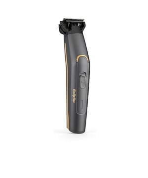 Transforma tu rutina de cuidado personal con el Multitrimmer 12 en 1 de Grafito. Equipado con cuchillas de baja fricción que ofrecen un corte uniforme y duradero, esta herramienta se carga en 8 horas y proporciona más de 70 minutos de uso inalámbrico.Incluye 5 accesorios para el aseo facial y corporal. Su afeitadora con cuchillas difumina la línea del vello, mientras que la afeitadora corporal cuenta con 3 guías de corte (3, 5 y 7 mm) para un acabado cómodo.La recortadora de precisión tiene peines ajustables para barba incipiente (1-3,5 mm) y larga (2-14 mm). Además, la recortadora de detalle incluye 2 peines para cejas (3 y 5 mm) y un cabezal giratorio para eliminar vello no deseado de nariz y orejas.Con diseño impermeable, es ideal para usar bajo la ducha.&nbsp,