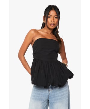 Striking bandeau neckline for a sophisticated strapless look
        Gathered fabric detailing across the bodice for a flattering fit
        Distinctive peplum hem with voluminous ruched design
        Structured silhouette that creates a defined waistline
        Versatile design that transitions effortlessly from day to evening wear
    
    This eye-catching Gerafftes Schchentop from Boohoo combines contemporary style with playful charm. The bandeau design showcases your shoulders and dcolletage beautifully, whilst the gathered fabric creates texture and dimension. The standout peplum hem adds a touch of drama to your ensemble, making it perfect for those who want to make a statement. Style with wide-leg jeans and trainers for a casual daytime look, or pair with tailored trousers and heels for evening drinks with friends. For family gatherings, complement with a cropped jacket and ballet flats for a polished yet comfortable outfit. The structured silhouette works wonderfully with both fitted and relaxed bottoms, offering countless styling possibilities for the fashion-forward woman who values both trend and versatility.