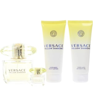 NUEVO PERFUME, EL SOL  Yellow Diamond de Versace es un “Eau de Toilette” femenino que pertenece al grupo olfativo Floral. Esta fragancia es una obra voluptuosa, inspirada en dos elementos naturales: el sol y los diamantes. Por un lado, el sol aporta su luz radiante, una esencia llena de energía y pasión, mientras que los diamantes añaden un toque de dureza, pureza y lujo, conformando así su dualidad.  Lanzada en 2011, esta fragancia expresa una belleza diáfana y fresca, semejante a una joya única. Es un perfume que encierra múltiples matices por descubrir y destaca por su feminidad. Se asemeja a un diamante que busca brillar con la misma intensidad que la luz del sol.  La apertura de su aroma es una explosión de frescura cítrica, vivaz y dinámica, gracias a notas como neroli, bergamota, limón de Amalfi y pera, que proporcionan una inyección de energía. Luego, su corazón floral imprime carácter a la fragancia, combinando romanticismo y deseo, reflejados en matices de fresia, mimosa, nenúfar y flor de naranjo. Finalmente, la experiencia olfativa culmina con un poderoso trio compuesto por ámbar, madera de gaiac y almizcle, que elevan la seducción.  Sobre el anillo de Donatella Versace. La diseñadora ha sido vista en múltiples ocasiones con un anillo de un impresionante diamante amarillo, una joya que ha declarado como una de sus preferidas y que sirvió de inspiración para Yellow Diamond.  LA BELLEZA FEMENINA. Esta fragancia encarna la sensualidad y el magnetismo que representa a la mujer Versace. Su brillo y naturaleza impredecible son los aspectos que la definen.   CALIDEZ EN LA PIEL. Yellow Diamond se propone transmitir la placentera sensación del sol acariciando la piel, evocando un sentido de calidez, confort y satisfacción.