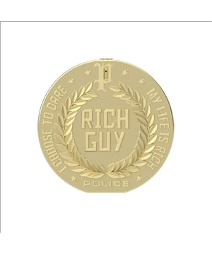 POLICE RICH GUY es una fragancia atrevida, diseñada para aquellas personas que no tienen miedo de mostrar su verdadero yo. Rich Guy revela un nuevo nivel de lujo y riqueza, celebrando la riqueza que se esconde no en lo material, sino en alcanzar sueños, las experiencias vitales y los hitos conquistados. La fragancia abre con una explosión de especias gracias a la combinación del jengibre nigeriano con el refrescante cascalón y la tentadora pimienta negra.Según la fragancia va evolucionando, las notas frescas de ajenjo se mezclan con la flor de azahar las cuales contrastan con las terrosas hojas de tabaco creando unas notas de corazón intrigantes.El fondo es una mezcla aterciopelada de haba tonka, ante y maderas de ámbar que te envuelven en un cálido abrazo, dejando un rastro brillante como el oro, que invita a disfrutar de la riqueza de la fragancia.&nbsp,