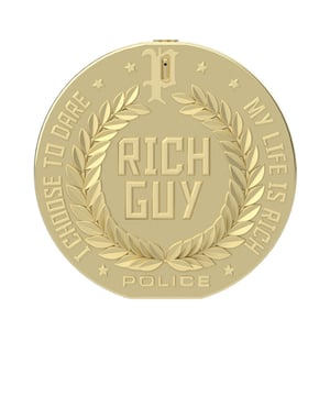 POLICE RICH GUY es una fragancia atrevida, diseñada para aquellas personas que no tienen miedo de mostrar su verdadero yo. Rich Guy revela un nuevo nivel de lujo y riqueza, celebrando la riqueza que se esconde no en lo material, sino en alcanzar sueños, las experiencias vitales y los hitos conquistados. La fragancia abre con una explosión de especias gracias a la combinación del jengibre nigeriano con el refrescante cascalón y la tentadora pimienta negra.Según la fragancia va evolucionando, las notas frescas de ajenjo se mezclan con la flor de azahar las cuales contrastan con las terrosas hojas de tabaco creando unas notas de corazón intrigantes.El fondo es una mezcla aterciopelada de haba tonka, ante y maderas de ámbar que te envuelven en un cálido abrazo, dejando un rastro brillante como el oro, que invita a disfrutar de la riqueza de la fragancia.&nbsp,