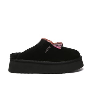 EVERAU Platform Slippers – Fashion-Forward Comfort with Everyday Elegance
The EVERAU Platform Slippers are the must-have shoes on everyone’s wishlist. Combining luxurious warmth and timeless style, these slippers are designed to elevate your everyday look while keeping your feet cozy and comfortable throughout the colder months.
Crafted from premium cow suede and lined with ultra-soft sheepskin wool, they offer superior insulation and moisture control. The water-resistant finish ensures protection from dirt and splashes, while the sturdy EVA outsole provides slip resistance and durability. The 4cm platform adds subtle height, and the ethnic-style accent on the upper brings a unique, fashion-forward touch to the design.
Perfect for both indoor lounging and stylish casual outings, these slippers blend fashion and function in one chic package.
Key Features:

  Water-Resistant Coating: Protects the surface from water and dirt for worry-free wear.
  Luxurious Sheepskin Wool Lining: Provides breathable warmth and all-day comfort.
  Stylish Ethnic-Inspired Detailing: Adds a distinctive design element to elevate your look.
  Supportive EVA Platform Sole: Lightweight, slip-resistant, and ideal for outdoor wear.
  Versatile Style: Easily pairs with jeans, loungewear, or winter layers.
  Elevated Height: The 4cm platform subtly lengthens the legs while offering support.
  Perfect Gift Idea: A thoughtful and trendy gift for friends or loved ones.

Materials:

  Upper: Cow Suede
  Lining: Sheepskin Wool
  Insole: Sheepskin Wool
  Sole: EVA
  Platform Height: Approximately 4 cm