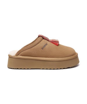 EVERAU Plattformslipper – Modebewusster Komfort mit alltäglicher Eleganz  
Die EVERAU Plattformslipper sind die Must-Have-Schuhe auf jeder Wunschliste. Sie kombinieren luxuriöse Wärme mit zeitlosem Stil und sind darauf ausgelegt, Ihr Alltagsoutfit zu heben, während sie Ihre Füße in den kälteren Monaten gemütlich und bequem halten.  
Hergestellt aus hochwertigem Rindsveloursleder und gefüttert mit ultra-weicher Schafswolle, bieten sie überlegene Isolierung und Feuchtigkeitskontrolle. Die wasserabweisende Beschichtung sorgt für Schutz vor Schmutz und Spritzern, während die robuste EVA-Außensohle Rutschfestigkeit und Haltbarkeit gewährleistet. Die 4 cm hohe Plattform verleiht dezent Höhe, und der ethnisch inspirierte Akzent auf dem Obermaterial bringt eine einzigartige, modebewusste Note in das Design.  
Perfekt sowohl für gemütliches Entspannen zu Hause als auch für stilvolle, legere Ausflüge verbinden diese Slipper Mode und Funktion in einem schicken Paket.  
Hauptmerkmale:

- Wasserabweisende Beschichtung: Schützt die Oberfläche vor Wasser und Schmutz für sorgenfreies Tragen.  
- Luxuriöse Schafswollfütterung: Bietet atmungsaktive Wärme und ganztägigen Komfort.  
- Stylische ethnisch inspirierte Details: Fügen ein markantes Designelement hinzu, um Ihren Look zu heben.  
- Unterstützende EVA-Plattformsohle: Leicht, rutschfest und ideal für den Outdoor-Einsatz.  
- Vielseitiger Stil: Lässt sich mühelos mit Jeans, Loungewear oder Winterkleidung kombinieren.  
- Erhöhte Höhe: Die 4 cm hohe Plattform verlängert subtil die Beine und bietet gleichzeitig Unterstützung.  
- Perfekte Geschenkidee: Ein durchdachtes und trendiges Geschenk für Freunde oder geliebte Personen.  

Materialien:

- Obermaterial: Rindsveloursleder  
- Futter: Schafswolle  
- Innensohle: Schafswolle  
- Sohle: EVA  
- Plattformhöhe: Ungefähr 4 cm  