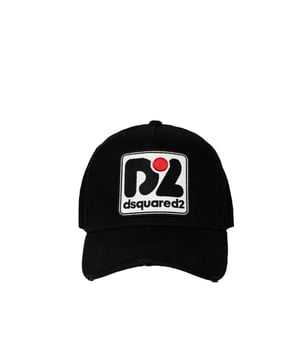 La gorra con visera rígida no solo es un accesorio de moda, sino también una solución práctica para los días soleados, gracias a la cual ganarás estilo y protección contra el sol. Gracias a su diseño cuidadosamente elaborado, la gorra no solo protege contra los rayos UV, sino que también se adapta perfectamente a diversas estilizaciones, desde las casuales hasta las más deportivas, destacando tu estilo individual y agregando confianza en ti mismo, independientemente de la ocasión.

Con un perímetro ajustable, esta gorra se adaptará perfectamente a cualquier forma de cabeza, proporcionando comodidad de uso durante todo el día, ya sea que estés en un paseo o en la playa. Gracias a su cierre fácil de manejar, puedes ajustar rápidamente su tamaño a tus necesidades, lo que la hace un accesorio extremadamente práctico y universal para tu guardarropa, permitiendo cambios de estilo en un instante.

Con un parche que incluye el nombre de la marca en el frente y una inscripción bordada en la parte trasera, la gorra gana en unicidad, manifestando de manera sutil tu apego a la calidad y el estilo. Estos detalles no solo son un acento estético, sino también un testimonio del cuidado por los detalles, que distinguen este producto de otros, agregándole prestigio y elegancia.

La visera terminada con los rasgados característicos de la marca agrega un encanto único a la gorra y hace que cada ejemplar sea único, atrayendo miradas y destacando entre la multitud. Estos sutiles detalles resaltan su carácter único, convirtiéndola no solo en un accesorio funcional, sino también en uno estiloso, que fácilmente se convertirá en tu elemento favorito del guardarropa.

Hecha de tejido de alta calidad, la gorra no solo garantiza durabilidad, sino también comodidad de uso, lo que la convertirá en tu compañera favorita durante muchas temporadas. El material del que está hecha asegura una adecuada circulación de aire, lo que hace que incluso en los días más calurosos te sientas fresco y cómodo, y su diseño ligero permite llevarla cómodamente todo el día.