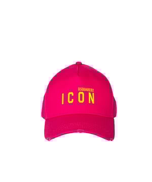 La gorra con visera rígida no es sólo un complemento de moda, sino también una solución práctica para los días soleados, gracias a la cual podrás ganar estilo y protección contra el sol. Diseñada pensando en la funcionalidad y la estética, la gorra ofrece no solo protección contra los rayos UV, sino que también combina perfectamente con diferentes estilos, desde los casuales hasta los deportivos, subrayando tu estilo individual y añadiendo confianza, independientemente de la ocasión. Su universalidad hace que puedas usarla tanto en el día a día como durante actividades al aire libre, siempre sintiéndote moda y cómodo. Gracias a los materiales cuidadosamente seleccionados, la gorra no solo proporciona protección, sino también durabilidad a largo plazo, lo que la convierte en una elección ideal para cualquier temporada.

Con una circunferencia ajustable, esta gorra se adaptará perfectamente a cualquier forma de cabeza, proporcionando comodidad durante todo el día, ya sea que estés de paseo o en la playa. Con un cierre fácil de usar, puedes ajustar rápidamente su tamaño a tus necesidades, haciéndola un complemento extremadamente práctico y universal para tu armario, permitiéndote cambios de estilo en un instante. Esto la convierte en la elección perfecta para cualquiera que valore la comodidad y la versatilidad en la moda, ofreciendo al mismo tiempo una flexibilidad y comodidad invaluables. Independientemente de la situación, esta gorra garantiza un ajuste perfecto, convirtiéndola en un elemento esencial de cualquier estilo.

Con el nombre de la marca impreso en el frente y un eslogan impreso en la parte trasera, la gorra gana en singularidad, manifestando sutilmente tu afinidad por la calidad y el estilo. Estos detalles no son solo un acento estético, sino también un testimonio de la atención al detalle que distingue este producto de otros, añadiéndole prestigio y elegancia. Con ellos, cada estilo gana en expresividad, y puedes disfrutar de un aspecto de moda que atrae la atención, ofreciendo al mismo tiempo una forma refinada de expresarte. Los sutiles toques de la marca hacen que la gorra no sea solo un accesorio, sino también una expresión de tu personalidad y estilo de vida.

La visera terminada con desgastes característicos de la marca añade un encanto único a la gorra y hace que cada ejemplar sea único, atrayendo miradas y destacándose entre la multitud. Estos sutiles detalles subrayan su carácter único, convirtiéndola no solo en un complemento funcional, sino también en un accesorio estiloso que fácilmente se convertirá en tu elemento favorito del armario. Gracias a ellos, la gorra gana autenticidad y tú puedes sentirte especial, usándola todos los días, en cualquier condición y circunstancia. Cada desgaste está cuidadosamente diseñado para añadir carácter a la gorra y resaltar su diseño único.

Hecha de tela de alta calidad, la gorra garantiza no solo durabilidad, sino también comodidad de uso, lo que la convertirá en tu compañera favorita durante muchas temporadas. El material del cual está hecha asegura una adecuada circulación del aire, lo que hace que incluso en los días más calurosos te sientas fresco y cómodo, y su estructura ligera permite llevarla con facilidad todo el día. Es una excelente elección para quienes valoran la calidad y el confort en cualquier situación, ofreciendo al mismo tiempo fiabilidad y estilo que resistirán la prueba del tiempo. Al elegir esta gorra, inviertes en un producto que combina diseño moderno con practicidad, proporcionando no solo protección, sino un aspecto único para cada ocasión.