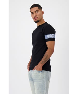92 % algodón | 8 % elastano Ajuste regular Cuello redondo Banda Commander bordada en el brazo izquierdo Se puede combinar con PANTALONES DEPORTIVOS COMMANDER