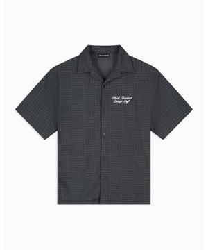 100% Poliéster Ajuste oversize Cuello formal Tejido de toalla de alta calidad Manga corta Cierre frontal con botones Logo bordado en el lado izquierdo del pecho Se puede combinar con los pantalones cortos Terry Resort