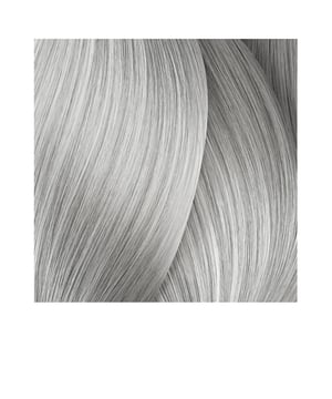 Die MAJIREL Ionène G Creme Coloration #5,32 von LOréal Expert Professionnel bietet eine professionelle, langanhaltende Färbung mit ausgezeichneter Deckkraft. Diese permanente Haarfarbe umfasst eine breite Palette an Nuancen, die es leicht machen, den gewünschten Farbton zu finden, ganz gleich, ob man aufhellen oder abdunkeln möchte. Sie gewährleistet eine vollständige Abdeckung von grauen Haaren und ermöglicht es, bis zu drei Nuancen heller oder dunkler zu färben. Bereits nach 35 Minuten Anwendung erhält das Haar eine strahlende Farbe, während es durch die schonende Formel weiterhin glänzend und geschmeidig bleibt.
