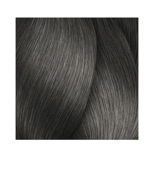 Die MAJIREL Ionène G Creme Coloration #5,32 von LOréal Expert Professionnel bietet eine professionelle, langanhaltende Färbung mit ausgezeichneter Deckkraft. Diese permanente Haarfarbe umfasst eine breite Palette an Nuancen, die es leicht machen, den gewünschten Farbton zu finden, ganz gleich, ob man aufhellen oder abdunkeln möchte. Sie gewährleistet eine vollständige Abdeckung von grauen Haaren und ermöglicht es, bis zu drei Nuancen heller oder dunkler zu färben. Bereits nach 35 Minuten Anwendung erhält das Haar eine strahlende Farbe, während es durch die schonende Formel weiterhin glänzend und geschmeidig bleibt.