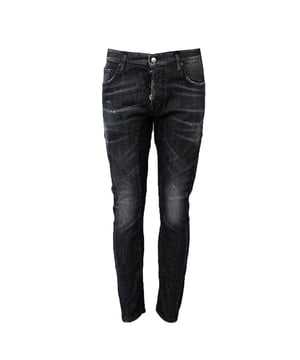 El corte ajustado de estos pantalones hace que resalten perfectamente la figura, añadiendo elegancia y confianza a quien los lleva.

Con una altura media que asegura comodidad y libertad de movimiento, combinando perfectamente confort con un look moderno.

Se abrochan con botones logotipados, que añaden carácter y una elegancia sutil, siendo también un elemento práctico y estiloso del acabado.

Con tres bolsillos en el frente y dos atrás, ofrecen mucho espacio para guardar los esenciales, manteniendo al mismo tiempo un aspecto pulcro.

Con costuras transversales en los muslos, que añaden un toque moderno, resaltando el diseño único y la precisión de la confección.

Con desgastes y un efecto de envejecido que les da un carácter único y un estilo casual, encajando perfectamente en las últimas tendencias de la moda.

Hechos de un tejido de alta calidad que asegura durabilidad y comodidad en el uso, haciendo que estos pantalones sean una pieza duradera.