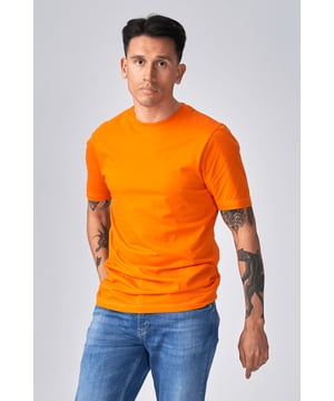 Camiseta de TeeShoppen. Esta es una camiseta confeccionada con un material cómodo y un diseño elegante de TeeShoppen. La camiseta es una opción obvia para cualquier conjunto y se puede usar durante todo el año. Con una camiseta en tu guardarropa, siempre tendrás muchas oportunidades de ponerte algo nuevo para mantener tu estilo a la altura todos los días de la semana. Pero si quieres que tu look sea elegante y moderno todos los días de la semana, obviamente necesitas camisetas con el diseño adecuado. Contrariamente a la creencia popular, puedes encontrar fácilmente camisetas que tengan un diseño moderno y elegante. Queremos resaltar eso aquí en TeeShoppen. Y tu nueva camiseta resistirá cualquier tarea, ya que nuestras camisetas son duraderas y cómodas de usar. Mira toda la colección de camisetas para hombre. La camiseta aparece aquí en naranja. Si tu estilo se ha vuelto un poco aburrido con el tiempo y te vendría bien un toque de color, la Camiseta Básica Orgánica - Naranja podría ser la elección obvia. ¿Qué talla es la camiseta? La camiseta se puede seleccionar en 6 tallas diferentes. Consulta y elige talla en "talla". Las tallas están adaptadas para hombres.