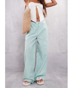 Combina la comodidad informal con un estilo elegante con los pantalones a rayas de lino. Estos pantalones están confeccionados en un tejido transpirable con aspecto de lino y las clásicas rayas diplomáticas. Perfectos para marcar estilo sin renunciar a la comodidad durante todo el día.