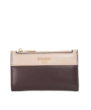 Designed for a streamlined profile, our Kennero purse opens to reveal slots for cards and receipts. Keep loose change in the zippered pocket. It's crafted in black, with a contrast tan trim and signature logo.