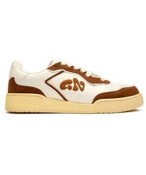 The Good News Mack trainers blend style with sustainability in a sleek white silhouette. Crafted from innovative bio plant materials and deadstock suede, these casual court shoes represent conscious fashion without compromising on aesthetics. The unique recycled rubber sole provides reliable traction, while the recycled foam insock ensures exceptional comfort throughout the day. With thoughtful details like the branded tongue and components made from agricultural waste, the Mack exemplifies Good News' commitment to eco-friendly footwear that looks as good as it feels.