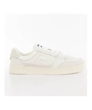 Basket Tommy Hilfiger Flag Homme Blanc cuir. Authentique Chaussure de la marque Tommy Hilfiger - design streetwear/sportswear de Tommy Hilfiger - Tommy Hilfiger pour Homme fashion, parfait pour la vie de tous les jours - Basket Tommy Hilfiger de couleur Blanc s'associe parfaitement avec le reste de votre dressing - matiere cuir confortable -  Lacets classic - Flag - Textile