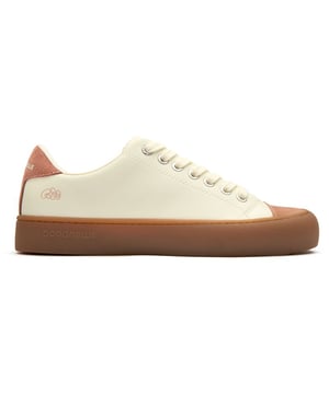 The Good News Slimer blends ethical consciousness with everyday style in these women's white court trainers. Crafted from bio plant materials with suede accents, they feature a minimalist design with a distinctive round toe shape that sets them apart from standard sneakers. The cushioned footbed and 100% recycled foam insole ensure all-day comfort, while the recycled rubber sole demonstrates Good News's commitment to sustainability. Perfect for the environmentally-minded woman who refuses to compromise on style or comfort.