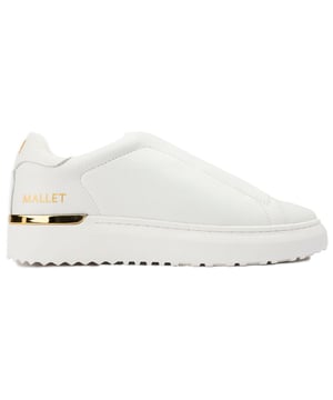 Til uw schoenencollectie naar een hoger niveau met de Mallet GRFTR Elast Tumbled witte sneakers, een luxueuze toevoeging aan de bejubelde GRFTR Lite-collectie. Deze sneakers zijn vakkundig ontworpen om moeiteloze stijl te combineren met superieur comfort. Ze zijn een must-have en zijn gemaakt van eersteklas getrommeld leer met elastische veters in dezelfde kleur, wat zorgt voor een gestroomlijnde esthetiek en handige instapfunctionaliteit. Prachtige gouden folie-branding siert de tong en de achterhiel en voegt een vleugje weelde toe aan dit verfijnde ontwerp. De witte cupsole maakt de strakke look compleet.