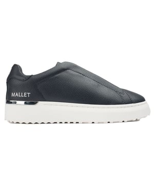 Verrijk uw schoenencollectie met de Mallet GRFTR Elast Tumbled Navy trainers, een luxueuze toevoeging aan de bejubelde GRFTR Lite collectie. Deze trainers zijn vakkundig ontworpen om moeiteloze stijl te combineren met superieur comfort. Ze zijn een must-have en zijn gemaakt van eersteklas marineblauw gekreukt leer met tonale marineblauwe elastische veters, wat zorgt voor een gestroomlijnde esthetiek en handige instapfunctionaliteit. Prachtige zilveren folie-branding siert de tong en de achterhiel en voegt een vleugje weelde toe aan dit verfijnde ontwerp. De contrasterende witte cupsole maakt de strakke look compleet.