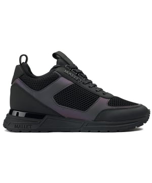 De Diver Lite Triple Black Iridescent trainers hebben een gedurfd, strak design met hoogwaardige materialen. Het bovenwerk combineert zwarte honingraat mesh onderlagen met iriserende reflecterende tussenlagen en matte leren overlagen, aangevuld met een comfortabele neopreen sokvoering. Details omvatten platte gewaxte katoenen veters met glanzende uiteinden, glanzende branding en tonale D-ring bovenste veterogen voor een verfijnde touch. Een zwarte tussenzool, getextureerd loopvlak van de buitenzool en glanzende TPU hielclip maken de luxe, monochrome look compleet.