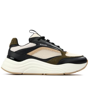 Mallet introduceert de Cyrus opnieuw, nu bijgewerkt met een lichtere, flexibelere zooleenheid voor verbeterd comfort en veelzijdigheid. Het bovenwerk is voorzien van off-white grote honingraat mesh onderlagen, bruine en kaki suède tussenlagen en zwarte leren overlays, wat een verfijnd contrast van texturen en tinten creëert. Afgewerkt met iconische branding, verfijnde details en een gedempte binnenzool, bieden deze trainers een strakke esthetiek en luxe gevoel. De off-white tussenzool, zwarte buitenzool en glanzend zwarte TPU hielclip maken de look compleet en versterken de veelzijdige stijl.