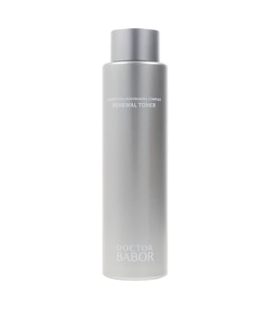 Verfeinernder, glättender und feuchtigkeitsspendender Toner für einen erneuerten Teint mit innovativer Retinol- und Niacinamid-Technologie. Der DOCTOR BABOR RESURFACE Renewing Toner ist eine verbesserte Version des Retinol Smoothing Toners. Seine Formel spendet der Haut dank der Zugabe von Polyglutaminsäure tiefenwirksam Feuchtigkeit und glättet die Hautoberfläche. Vitamin A, angereichert mit einem hochwirksamen Komplex aus biotechnologisch gewonnener Hyaluronsäure und Niacinamid, fördert die natürliche Hautregeneration und glättet die Hautstruktur sanft und effektiv. Das Gesichtswasser verfeinert zudem die Poren und hinterlässt ein gepflegtes, ausgeglichenes Hautgefühl, das die Aufnahme später aufgetragener Nährstoffe und Wirkstoffe erleichtert. Vorteile : Bei regelmäßiger Anwendung verbessert mit sehr niedermolekularer Hyaluronsäure modifiziertes Retinol in Kombination mit Polyglutaminsäure und Niacinamid die Hautstruktur und sorgt für ein verfeinertes, ebenmäßigeres Hautbild. Das erfrischende Gesichtswasser normalisiert die Talgproduktion und mildert das Erscheinungsbild von Unreinheiten und leichten Rötungen. Erste Fältchen werden gemildert, die Haut wirkt glatter und strahlender. Darüber hinaus angereichert mit DOCTOR BABORs exklusivem BIOGEN PLANT EXTRACT, Babors größter Forschungsleistung, werden die hauteigenen Prozesse stimuliert und so die jugendliche Elastizität der Haut gefördert.