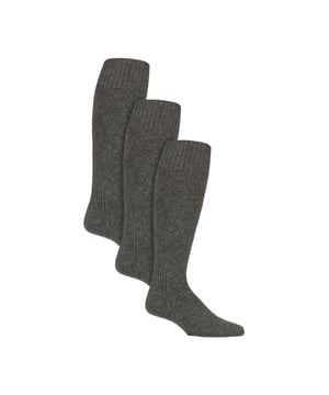 Country Pursuit - Paquete de 3 pares de calcetines para botas de pesca para hombres: Obtén la máxima comodidad y soporte con estos excepcionales calcetines de bota para pesca de la Edición Oro, perfectos para entusiastas de la pesca en competiciones, pesca con mosca o pesca en el mar. Elaborados con una lujosa mezcla de lana, estos calcetines proporcionan un calor y comodidad superiores, asegurando que puedas disfrutar de tu pasatiempo o deporte con total comodidad. Disfruta de una comodidad y soporte inigualables mientras pescas con estos excepcionales calcetines, diseñados con una longitud extra y una parte superior de ajuste suave que garantiza un calce cómodo con botas de agua y waders. La parte superior de ajuste suave proporciona un calce seguro sin apretar ni causar irritación, permitiéndote disfrutar de tu pesca con total comodidad. También cuentan con fibras modernas naturales, que ofrecen una excepcional resistencia y durabilidad, lo que los hace ideales incluso para las expediciones de pesca más exigentes. Estos calcetines vienen en 3 pares por paquete, están hechos de 80% lana y 20% poliamida y son de talla 6-11 UK para hombres. Vienen en 3 colores diferentes: gris, azul marino y blanco, y son seguros para lavar a máquina. Detalles adicionales del producto: Calcetines Country Pursuit para hombres, calcetines de bota para pesca, longitud extra larga, parte superior de ajuste suave, fibras ricas en lana, perfectos para todo tipo de pesca, ideales para botas de agua y waders, talla única para hombres: 6-11 UK, 3 colores disponibles, lavables a máquina.