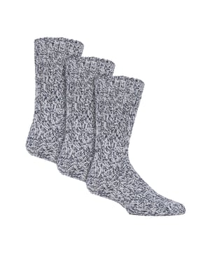 Country Pursuit - Paquete de 3 pares de calcetines para botas Pennine Walker para hombres: Los calcetines para botas Pennine Walker ofrecen la máxima comodidad para cualquier actividad al aire libre, ya sea senderismo, caminatas o un paseo relajado por el campo. Hechos con una mezcla de lana rica y fibras modernas, estos calcetines proporcionan durabilidad, resistencia y el nivel de confort perfecto para excursiones al aire libre en terrenos difíciles. Con su aislamiento natural y amortiguación, estos calcetines son la elección perfecta para mantener tus pies calientes y secos en cualquier aventura. Así que, ya sea que estés explorando la naturaleza o simplemente necesites un par confiable de calcetines para el uso diario, Country Pursuit es una excelente opción. Experimenta una calidez y comodidad inigualables con estos calcetines de lana que cuentan con costillas de contorno que se ajustan perfectamente alrededor de la curva natural de tu pie, asegurando un ajuste cómodo. Además, vienen con talón y punta reforzados que proporcionan mayor resistencia, durabilidad y, lo más importante, soporte para el arco. Estos calcetines vienen en paquetes de 3 pares y están hechos de 60% lana, 30% poliéster y 10% acrílico. Son de talla 6-11 para hombres en el Reino Unido y están disponibles en 4 colores diferentes: gris claro, gris oscuro, carbón y azul marino. Son lavables a máquina de forma segura. Detalles adicionales del producto: Paquete de valor de 3 pares de calcetines Country Pursuit Calcetines para botas Pennine Walker Calidez y durabilidad Fibras ricas en lana Suela acolchada Costillas de contorno Talón y punta reforzados.
