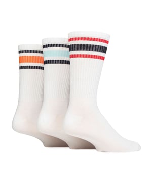 Wildfeet - Paquete de 3 calcetas deportivas para hombres de rica mezcla de algodón: Los clásicos son clásicos por una razón, y estas calcetas deportivas de Wildfeet son justo lo que necesitas cuando buscas un calcetín deportivo masculino que va más allá de la moda y las tendencias, que se ve bien y simplemente cumple su función. Estos calcetines de longitud crew son sin amortiguación, por lo que ofrecen un menor volumen en tus zapatillas deportivas. Son ricos en algodón, garantizando suavidad y comodidad mientras te ejercitas. También significa que son ligeros y con un grosor fino para una frescura extra de algodón. Las piernas de estos calcetines deportivos de algodón están completamente acanaladas y elásticas, para mantenerlos en su lugar de manera segura durante su uso, sin pausas a mitad de sesión para subírselos repetidamente, además de contar con la gran apariencia de una clásica franja deportiva doble en la parte superior. También son duraderos, ya que los dedos y los talones están reforzados para un uso prolongado. Wild Feet es una gama de calcetines que presentan diseños geniales, colores audaces y frases divertidas, ¡desde pugs y pingüinos hasta leones y llamas! Estos calcetines están disponibles en 3 estilos. Vienen en una talla: 6-11 UK para hombres, están hechos de 55% algodón, 23% poliamida, 15% poliéster, 7% elastano y son lavables a máquina. Detalles adicionales del producto: Calcetines deportivos Wildfeet para hombres, fibras ricas en algodón, estilo de longitud crew, ideales para piel sensible, suaves y transpirables, 3 diseños a rayas, ideales para el deporte, pierna acanalada, una talla: 6-11 UK, lavables a máquina.