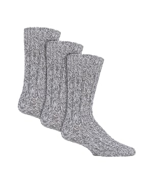 Country Pursuit - Paquete de 3 pares de calcetines para botas Pennine Walker: Los calcetines para botas Pennine Walker ofrecen la máxima comodidad para cualquier actividad al aire libre, ya sea senderismo, paseos o una caminata tranquila por el campo. Hechos con una mezcla de lana rica y fibras modernas, estos calcetines proporcionan durabilidad, resistencia y el nivel de comodidad perfecto para excursiones al aire libre. Con su aislamiento natural y amortiguación, estos calcetines son la elección ideal para mantener tus pies cálidos y secos en cualquier aventura. Así que, ya sea que estés explorando la gran naturaleza o simplemente necesites un par de calcetines confiables para el uso diario, Country Pursuit es una excelente opción. Experimenta un calor y comodidad inigualables con estos calcetines de lana que vienen con costillas contorneadas que se moldean perfectamente alrededor de la curva natural de tu pie, asegurando un ajuste cómodo. Incluso cuentan con refuerzos en el talón y la punta que proporcionan mayor resistencia, durabilidad y, lo más importante, soporte para el arco. Estos calcetines vienen en 3 pares por paquete y están hechos de 60% lana, 30% poliéster y 10% acrílico. Son de talla masculina 6-11 UK y están disponibles en 4 colores diferentes: gris claro, gris oscuro, carbón y azul marino. Son lavables a máquina de forma segura. Detalles adicionales del producto: Paquete de valor de 3 pares de calcetines Country Pursuit Calcetines para botas Pennine Walker Calidez y durabilidad Fibras ricas en lana Confort amortiguado Costillas contorneadas Refuerzo en talón y punta
