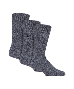 Country Pursuit - Paquete de 3 pares de calcetines para botas Pennine Walker: Los calcetines para botas Pennine Walker ofrecen la máxima comodidad para cualquier actividad al aire libre, ya sea senderismo, paseos o una tranquila caminata por el campo. Fabricados con una mezcla de lana de alta calidad y fibras modernas, estos calcetines proporcionan durabilidad, resistencia y el nivel perfecto de confort para excursiones al aire libre. Con su aislamiento natural y acolchado, estos calcetines son la elección perfecta para mantener tus pies cálidos y secos en cualquier aventura. Así que, ya sea que estés explorando la naturaleza o simplemente necesites un par de calcetines confiables para el uso diario, Country Pursuit es una excelente opción. Experimenta una calidez y comodidad inigualables con estos calcetines de lana que vienen con costillas contorneadas que se adaptan perfectamente a la curva natural de tu pie, garantizando un ajuste cómodo. Además, cuentan con un talón y puntera reforzados que brindan mayor resistencia, durabilidad y, lo más importante, soporte para el arco. Estos calcetines vienen en paquetes de 3 pares y están hechos de 60% lana, 30% poliéster y 10% acrílico. Son de talla para hombres 6-11 UK y están disponibles en 4 colores diferentes: gris claro, gris oscuro, carbón y azul marino. Son seguros para lavar a máquina. Detalles adicionales del producto: Calcetines Country Pursuit paquete de 3 pares, calcetines para botas Pennine Walker, calidez y durabilidad, fibras ricas en lana, pie acolchado, costillas contorneadas, talón y puntera reforzados.