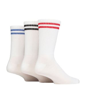 Wildfeet - Paquete de 3 calcetines deportivos para hombres de algodón: Los clásicos son clásicos por una razón, y estos calcetines deportivos ricos en algodón de Wildfeet son justo lo que necesitas cuando buscas un calcetín deportivo masculino que va más allá de la moda y la tendencia, que se ve bien y simplemente hace su trabajo correctamente. Estos calcetines de longitud de tripulación no tienen acolchado, lo que ofrece menos volumen en tus zapatillas y zapatos deportivos. Son ricos en algodón, asegurando suavidad y comodidad mientras haces ejercicio. También significa que son livianos y de un grosor fino para una frescura adicional del algodón. Las piernas de estos calcetines deportivos de algodón están completamente acanaladas y elásticas, para mantenerlos en su lugar de manera segura durante el uso, sin necesidad de hacer pausas a mitad de sesión para ajustarlos continuamente, además de tener esa clásica franja deportiva de dos colores que los complementa. También durarán, porque los dedos y los talones están reforzados para un uso duradero. Wild Feet es una gama de calcetines con diseños geniales, colores audaces y frases ingeniosas, ¡desde pugs y pingüinos, hasta leones y llamas! Estos calcetines están disponibles en 3 estilos. Vienen en una talla: Hombres 6-11 UK, están hechos de 55% algodón, 23% poliamida, 15% poliéster, 7% elastano y son lavables a máquina. Detalles adicionales del producto: Calcetines deportivos para hombres Wildfeet, fibras ricas en algodón, estilo de longitud de tripulación, ideales para pieles sensibles, suaves y transpirables, 3 diseños con rayas, ideales para el deporte, pierna acanalada, talla única: 6-11 UK, lavables a máquina.