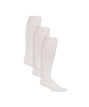 Country Pursuit - Paquete de 3 pares de calcetines para botas de pesca para hombres: Obtén la máxima comodidad y soporte con estos excepcionales calcetines para botas de pesca de la Edición Oro, perfectos para entusiastas de la pesca en competición, pesca con mosca o pesca en mar. Confeccionados con una lujosa mezcla de lana, estos calcetines ofrecen un calor y confort superiores, asegurando que puedas disfrutar de tu pasatiempo o deporte con total comodidad. Disfruta de una comodidad y soporte inigualables mientras pescas con estos calcetines excepcionales, diseñados con una longitud extra y una parte superior de agarre suave que garantiza un ajuste cómodo con botas de agua y waders. La parte superior de agarre suave proporciona un ajuste seguro sin restringir ni causar irritación, permitiéndote disfrutar de tu pesca con total comodidad. También cuentan con fibras modernas naturales, que brindan una fuerza y durabilidad excepcionales, haciéndolos ideales para incluso las expediciones de pesca más exigentes. Estos calcetines vienen en paquetes de 3 pares, están hechos de 80% lana y 20% poliamida, y son de talla para hombres 6-11 UK. Vienen en 3 colores diferentes: gris, marino y blanco, y son lavables a máquina de forma segura. Detalles adicionales del producto: Calcetines para hombres Country Pursuit, calcetines para botas de pesca, longitud extra larga, parte superior de agarre suave, fibras ricas en lana, perfectos para todo tipo de pesca, ideales para botas de agua y waders, talla única para hombres: 6-11 UK, 3 colores disponibles, lavables a máquina.