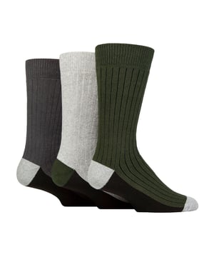 Wildfeet - Paquete de 3 Calcetines de Bota para Hombre de Algodón Reciclado: Ideales para todos los usuarios de botas y especialmente recomendados si deseas reducir de manera consciente tu huella ambiental, estos cómodos y acolchados Calcetines de Bota de Algodón Reciclado de Wildfeet te ofrecen tres pares de calcetines de calidad para hombre, perfectos para todo tipo de caminatas y actividades al aire libre, así como para el uso casual diario. Las piernas de tejido acanalado proporcionan un ajuste ceñido que se mantiene en su lugar durante todo el día, mientras que el forro de bucle de rizo mantiene tus pies calientes y cómodos durante los meses más fríos. Los calcetines mantendrán tus pies secos y cómodos, incluso durante actividades de alta intensidad. Esta mezcla está compuesta principalmente por algodón que proviene de fuentes recicladas, lo que significa que al usarlos, estás colaborando con Wildfeet para ayudar a reducir desechos y fomentar la sostenibilidad en la producción. Estos calcetines de bota también están hechos para durar, con refuerzos añadidos en las suelas, dedos y talones para mayor vida útil y durabilidad. Estos calcetines están disponibles en 3 estilos. Vienen en una sola talla: 6-11 UK, están hechos de 45% Algodón Reciclado, 41% Poliéster, 11% Polipropileno, 2% Elastano, 1% Poliamida y son lavables a máquina. Detalles adicionales del producto: Calcetines de Bota para Hombre Wildfeet, fibras ricas en algodón, longitud de bota tipo crew, fabricados con materiales reciclados, cálidos y transpirables, suaves y acolchados, con refuerzos en talón y dedos, ideales para actividades al aire libre, disponibles en 3 colores, talla única: 6-11 UK.