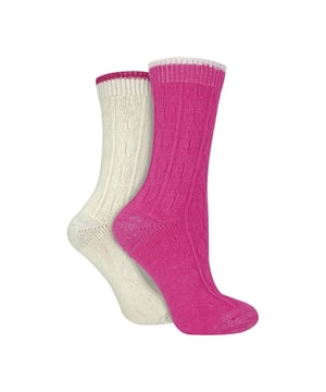 Wildfeet - Pack de 2 Calcetines de Cama de Cachemira para Dama: Con una mezcla suave y acogedora que incluye lujosa cachemira, lana natural y viscosa, estos calcetines de cachemira Wildfeet para damas son el acompañamiento ideal para tu día, ya sea que estés caminando en el frío o acurrucada en casa en el sofá. La mezcla de fibras de lana y viscosa (proveniente del bambú) se utiliza para hacer que estos calcetines sean más prácticos y duraderos que la cachemira sola, manteniendo a la vez su transpirabilidad, propiedades aislantes y capacidad de gestión de la humedad. También cuentan con un diseño acanalado en la pierna para mayor comodidad, vienen en formato de pack doble, tienen un grosor de calibre medio y son de longitud crew, lo que los convierte en una gran opción para todos tus zapatos y botas de ocio, brindando un poquito extra de lujo y comodidad a cada atuendo. Estos dos pares de calcetines de cachemira Wildfeet vienen atractivamente envueltos con una cinta de satén, lo que los hace ideales para regalar a amigos o familiares. Hay 14 colores para elegir. Vienen en una sola talla para damas 4-8 UK, están hechos de 37% lana, 27% viscosa, 24% poliamida, 11% cachemira, 1% elastano y son lavables a máquina. Detalles adicionales del producto: Calcetines de Cama Wildfeet para Dama Mezcla de Fibras de Lana y Cachemira 14 Geniales Opciones de Color Hechos para Relajarse Piernas Acanaladas 2 Pares por Pack Una Gran Idea de Regalo El Relleno Ideal para Medias Suaves y Transpirables Talla Única: 4-8 UK Lavables a Máquina