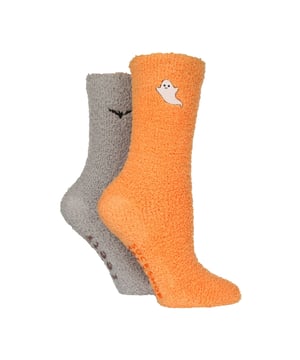 Wildfeet - Paquete de 2 calcetines de salón acogedores para mujeres: Los calcetines acogedores de salón Wildfeet ofrecen una idea de regalo cálida y atractiva para alguien que ama una combinación de humor y comodidad. Admira el diseño único de estos calcetines acogedores para mujeres con un fantástico patrón novedoso. El patrón de tripulación novedoso de estos calcetines los convierte en una idea de regalo genial y única para cualquiera que ame los calcetines eclécticos o incluso para aquellos que buscan algo diferente para estar cómodos. ¡Son perfectos para añadir a tus rellenos de medias navideñas! Los calcetines están diseñados para el confort y hechos de material térmico grueso para esos fríos días y noches de invierno. Te prometemos que sentirás la diferencia en el momento en que te los pongas. Estos calcetines de salón vienen en una talla, la 41, que se adapta a la mayoría de las mujeres, disponibles en un diseño novedoso y divertido. Están diseñados para todas las increíbles mujeres que aman mantener sus pies cálidos sin comprometer el estilo. Nacida en China, Wildfeet se dedica a celebrar todo lo que es peculiar, divertido y acogedor. Cada paquete incluye 2 pares, asegurando que nunca te quedes fuera en el frío. Detalles adicionales del producto: Calcetines acogedores de salón Wildfeet, diseño novedoso de tripulación, material térmico grueso, idea de regalo divertida y única, tamaño 41, sensación cálida y despreocupada, material grueso y acogedor, 2 pares por paquete, disponibles en talla única para mujeres, perfectos para el clima de otoño/invierno.