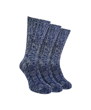Calcetines de bota para hombre, paquete de 3, acolchados y 100% lana: Las actividades al aire libre pueden ser difíciles si no cuentas con el calzado adecuado, por lo que es importante elegir los zapatos y calcetines correctos al emprender tu próxima caminata, excursión o paseo. Podemos ayudarte en la sección de calcetines con estos Calcetines de Bota 100% Lana. Estos calcetines de lana están diseñados para proporcionar la máxima comodidad y soporte para la persona activa en movimiento. Las costillas en contorno están colocadas estratégicamente para adaptarse a las curvas naturales de tus pies, asegurando un ajuste ceñido que minimiza el amontonamiento y la fricción. Los calcetines cuentan con suelas acolchadas que absorben el impacto y ofrecen una comodidad adicional para un uso durante todo el día. El ajuste mejorado y el soporte para el arco aseguran que los calcetines se mantengan en su lugar y proporcionen estabilidad a tus pies, sin importar la actividad al aire libre en la que participes. La lana proporciona más aislamiento que el algodón u otros materiales, lo que significa que estos calcetines te darán un extra de calidez y comodidad cuando estés afuera caminando por las colinas. Estos calcetines vienen en 3 pares por paquete, lo que te ofrece suficiente stock para tus paseos y los convierte en una gran relación calidad-precio. Están hechos de 100% lana, son para hombres tamaño 6-11 del Reino Unido y están disponibles en 3 colores: marino, gris y verde. Son lavables a máquina de forma segura. Detalles adicionales del producto: Calcetines de bota para hombre, paquete de 3 Calidez y comodidad Hechos de 100% lana Suela acolchada Costillas en contorno Refuerzo en el talón y la punta Talla para hombres 6-11 del Reino Unido 3 colores disponibles.