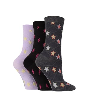 Wildfeet - Paquete de 3 calcetas de mujer con patrón de tricotado texturizado: Una versión completamente nueva y fresca de un gran calcetín de novedad de Wildfeet, con un objetivo muy simple en mente: proporcionar al mundo un pequeño pedazo de diversión, felicidad y disfrute diario. Este paquete múltiple de calcetas texturizadas está a la moda, y con sus adorables diseños, se convierten en una adición perfecta para el guardarropa de primavera-verano de cualquiera. Presentan cuatro fantásticos diseños que seguramente impresionarán. Ya sea que seas fanática de los estampados florales, los motivos de hongos, los patrones estrellados o los diseños otoñales, estos paquetes de 3 te tienen cubierta. Cada par de calcetas está hecho de una fibra rica en algodón de buena calidad, lo que asegura que sean suaves, cómodas y transpirables. El paquete también es una excelente opción para regalar, ya que cada par presenta un diseño diferente, lo que los hace perfectos para cualquier día de la semana. Wildfeet es una gama de calcetines que presentan diseños geniales, colores audaces y frases peculiares, desde pugs y pingüinos hasta leones y llamas. Elige entre una variedad de estilos para hombres y mujeres, desde calcetines de vestir hasta calcetines deportivos. ¡Incluso hay algunos estilos deportivos disponibles! Hay 4 diseños para elegir. Vienen en una sola talla, Ladies 4-8 UK, están hechos de 70% algodón, 28% poliéster, 2% elastano y son lavables a máquina. Detalles adicionales del producto: Paquete de 3 calcetas Wildfeet para mujer, diseños con patrones adorables, fibras ricas en algodón, 4 opciones de diseño geniales.