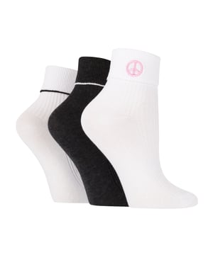 Wildfeet - Pack de 3 calcetines de lounge para mujeres con bordado: Con una variedad de opciones de motivos de bordado coloridos y puños doblados con contraste, estos tres pares de calcetines Wildfeet con diseño de vuelta tienen un gran estilo y serían un excelente regalo. Experimenta una comodidad máxima con estos calcetines suaves y transpirables, confeccionados con un tejido ligero rico en algodón que garantiza una suavidad óptima durante todo el día. La tela permite que el aire circule alrededor de tus pies, previniendo la acumulación de humedad y asegurando que tus pies se mantengan secos y cómodos incluso en los días más calurosos. Para una mayor durabilidad y resistencia, todos los pares de estos finos calcetines para mujeres tienen refuerzo en el talón y los dedos, lo que te brinda extra comodidad ya sea que estés relajándote en casa o saliendo. Wild Feet es una colección de calcetines que presenta diseños geniales, colores audaces y frases ingeniosas - ¡desde pugs y pingüinos, hasta leones y llamas! Elige entre una variedad de estilos para hombres y mujeres, desde calcetines formales hasta calcetines deportivos. ¡Incluso hay algunos estilos deportivos disponibles! Hay 2 diseños para elegir: Corazón o Paz. Vienen en una talla única para mujeres 4-8 UK, están hechos de 71% algodón, 26% poliéster, 3% elastano y son lavables a máquina. Detalles adicionales del producto: Calcetines de lounge Wildfeet para mujeres, con diseño de vuelta, fibras ricas en algodón, 3 pares por paquete, pierna acanalada, una gran idea de regalo, patrones bordados, suaves y transpirables, talla única: 4-8 UK, lavables a máquina.